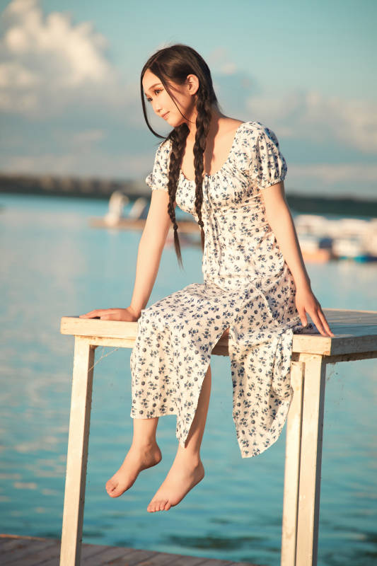 夏日湖畔水边游玩拍照的亚洲美女