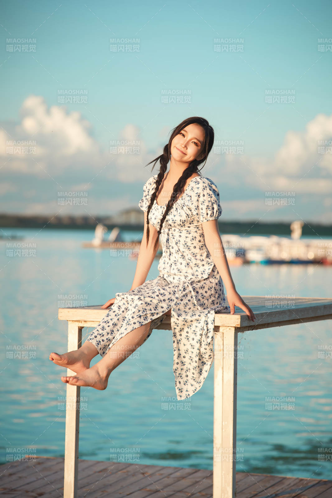 夏日湖畔水邊游玩拍照的亞洲美女