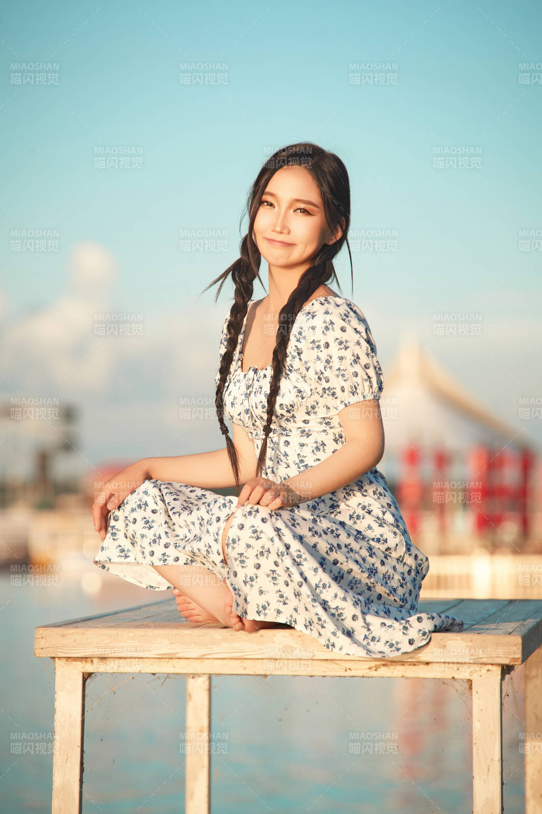 夏日湖畔水邊游玩拍照的亞洲美女