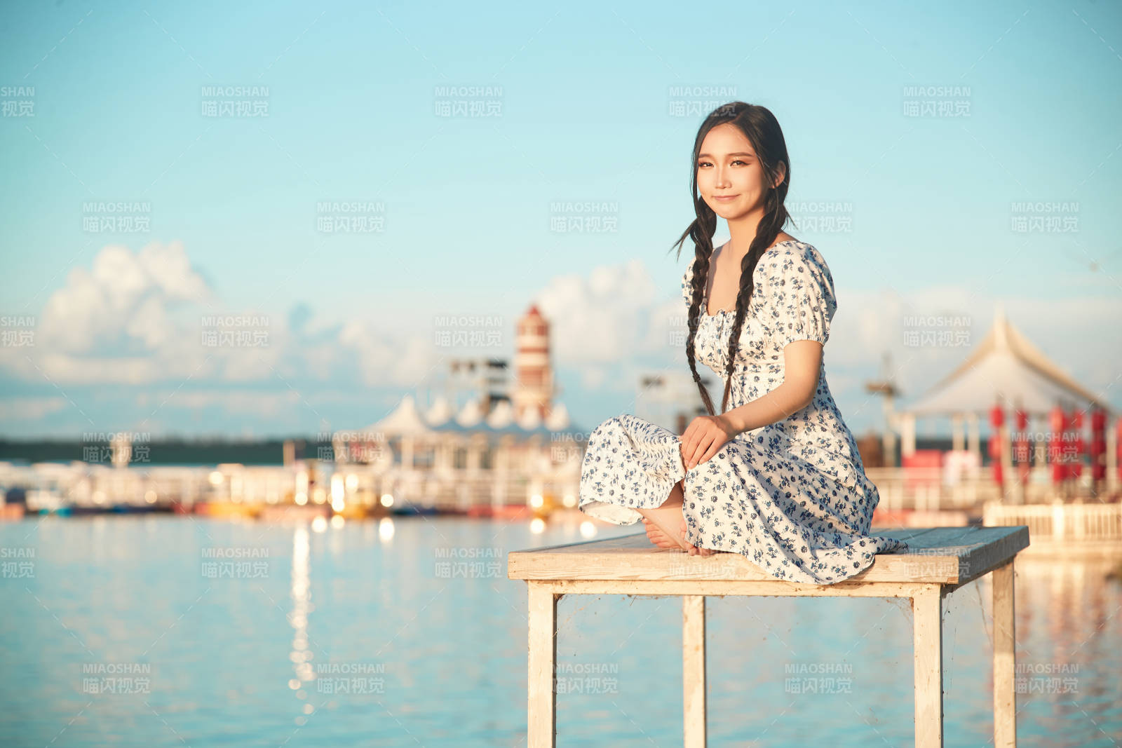 夏日湖畔水邊游玩拍照的亞洲美女