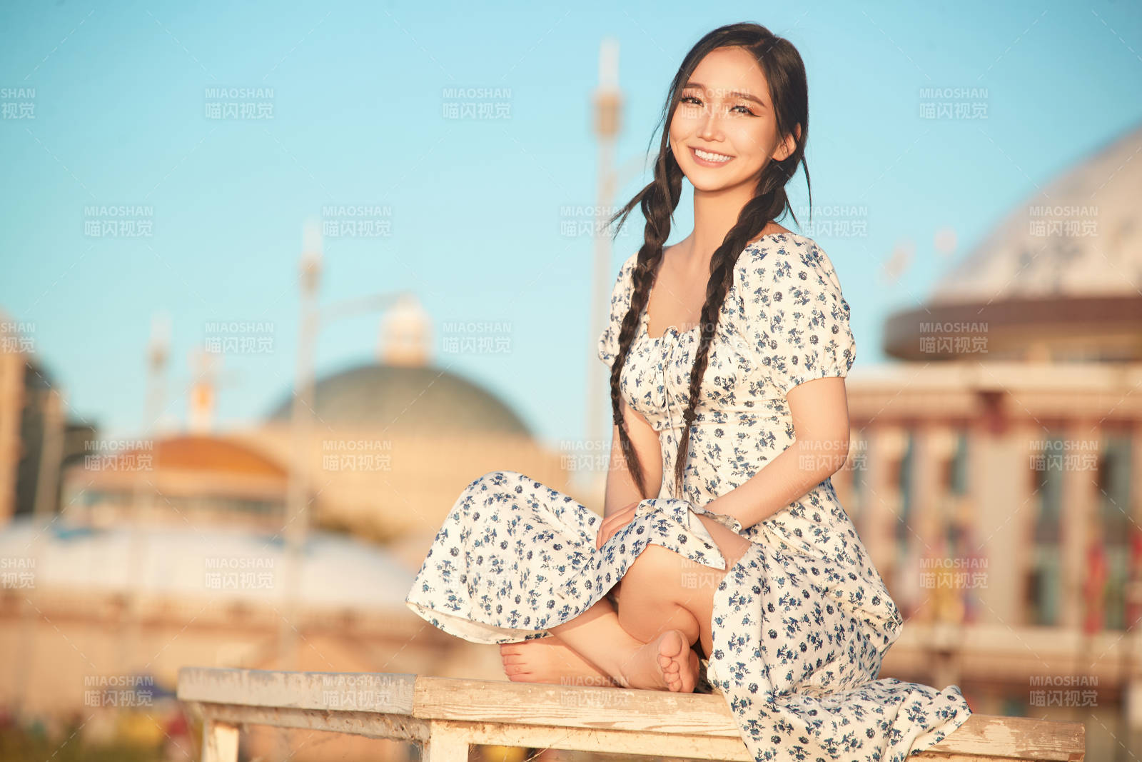 夏日湖畔水邊游玩拍照的亞洲美女