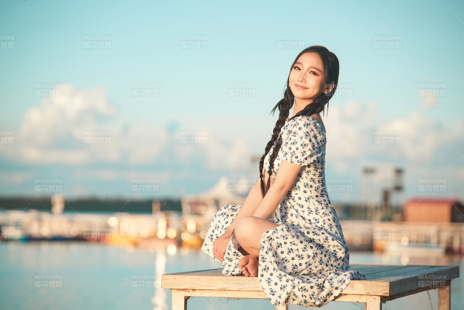 夏日湖畔水邊游玩拍照的亞洲美女