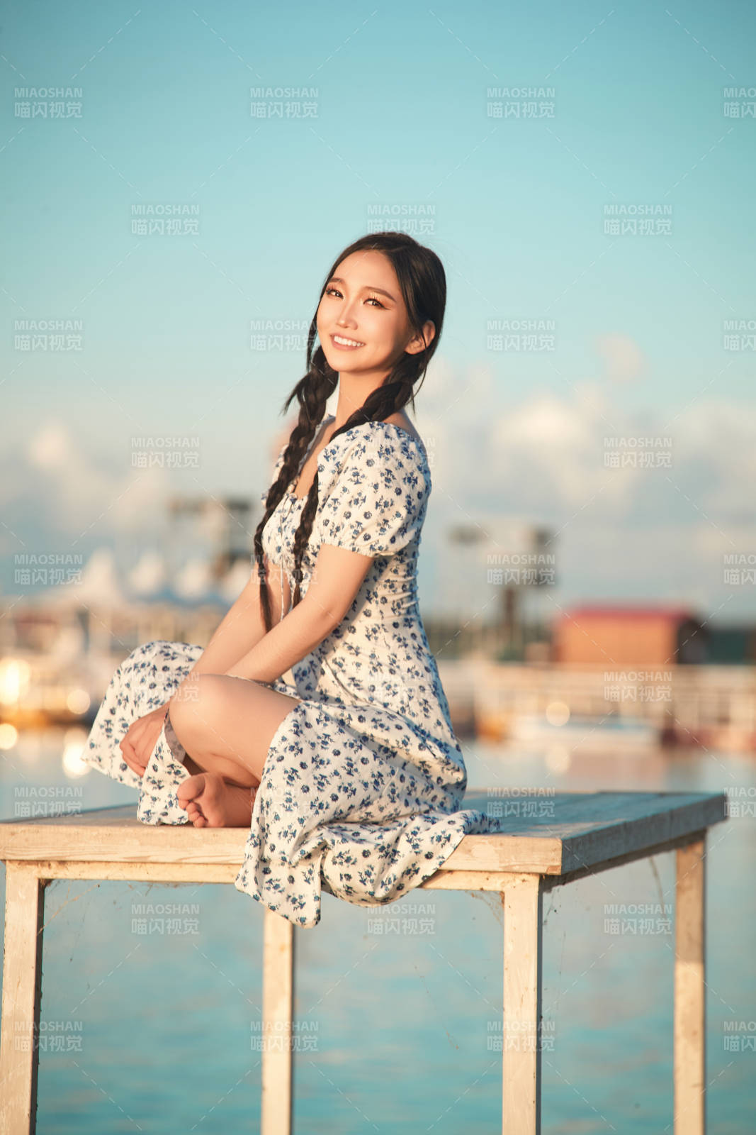 夏日湖畔水边游玩拍照的亚洲美女