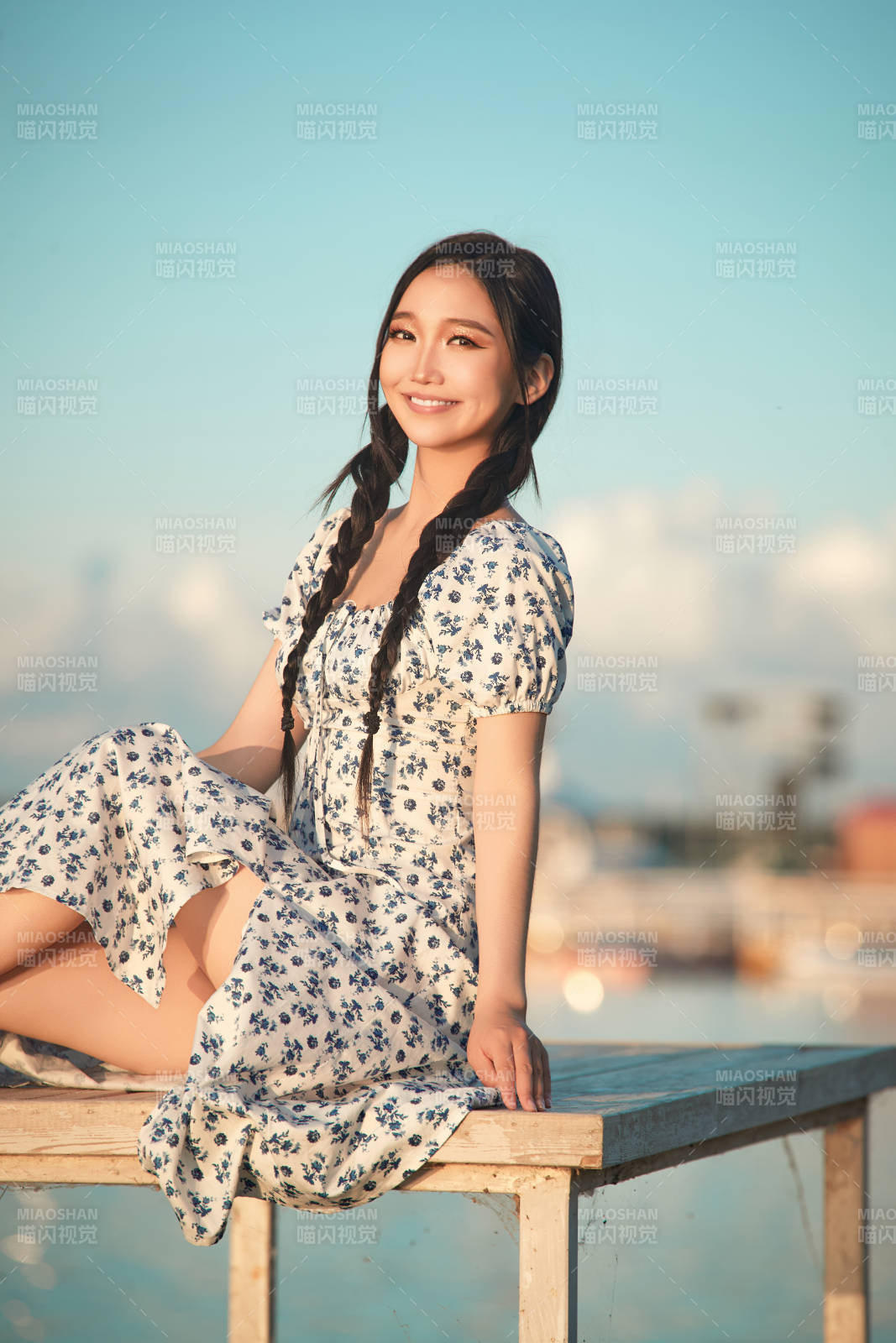 夏日湖畔水边游玩拍照的亚洲美女