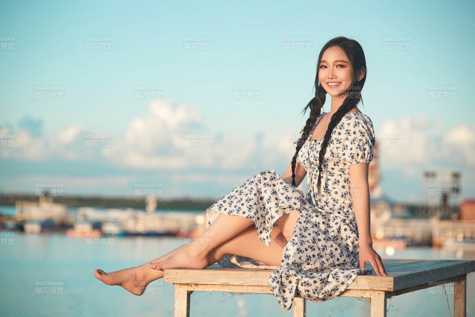 夏日湖畔水邊游玩拍照的亞洲美女