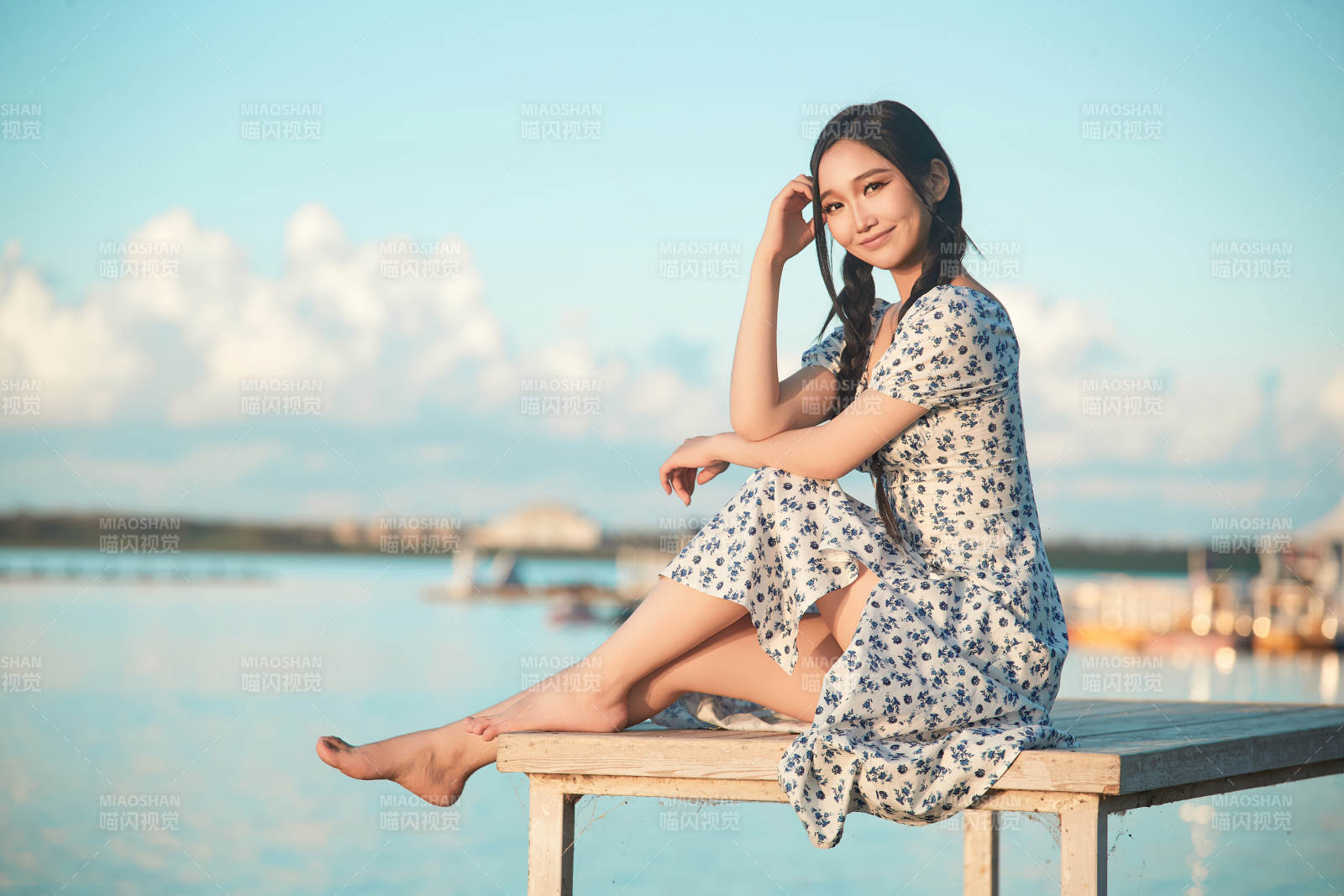 夏日湖畔水邊游玩拍照的亞洲美女