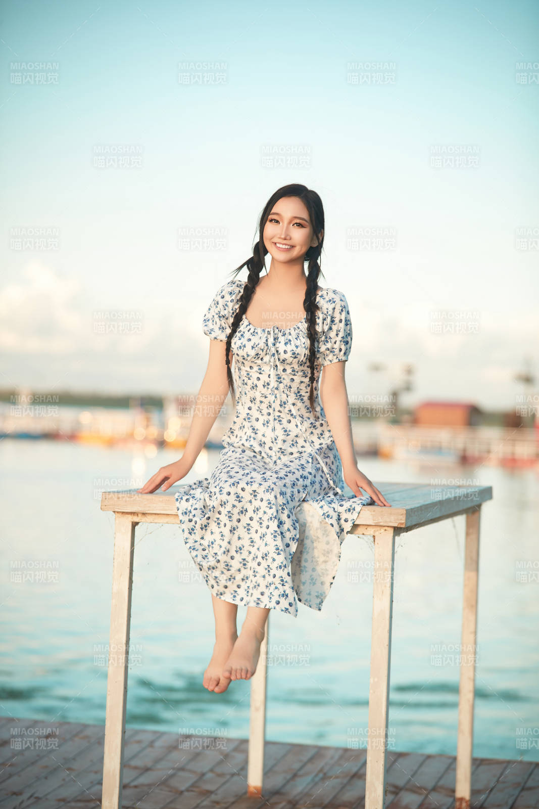 夏日湖畔水邊游玩拍照的亞洲美女