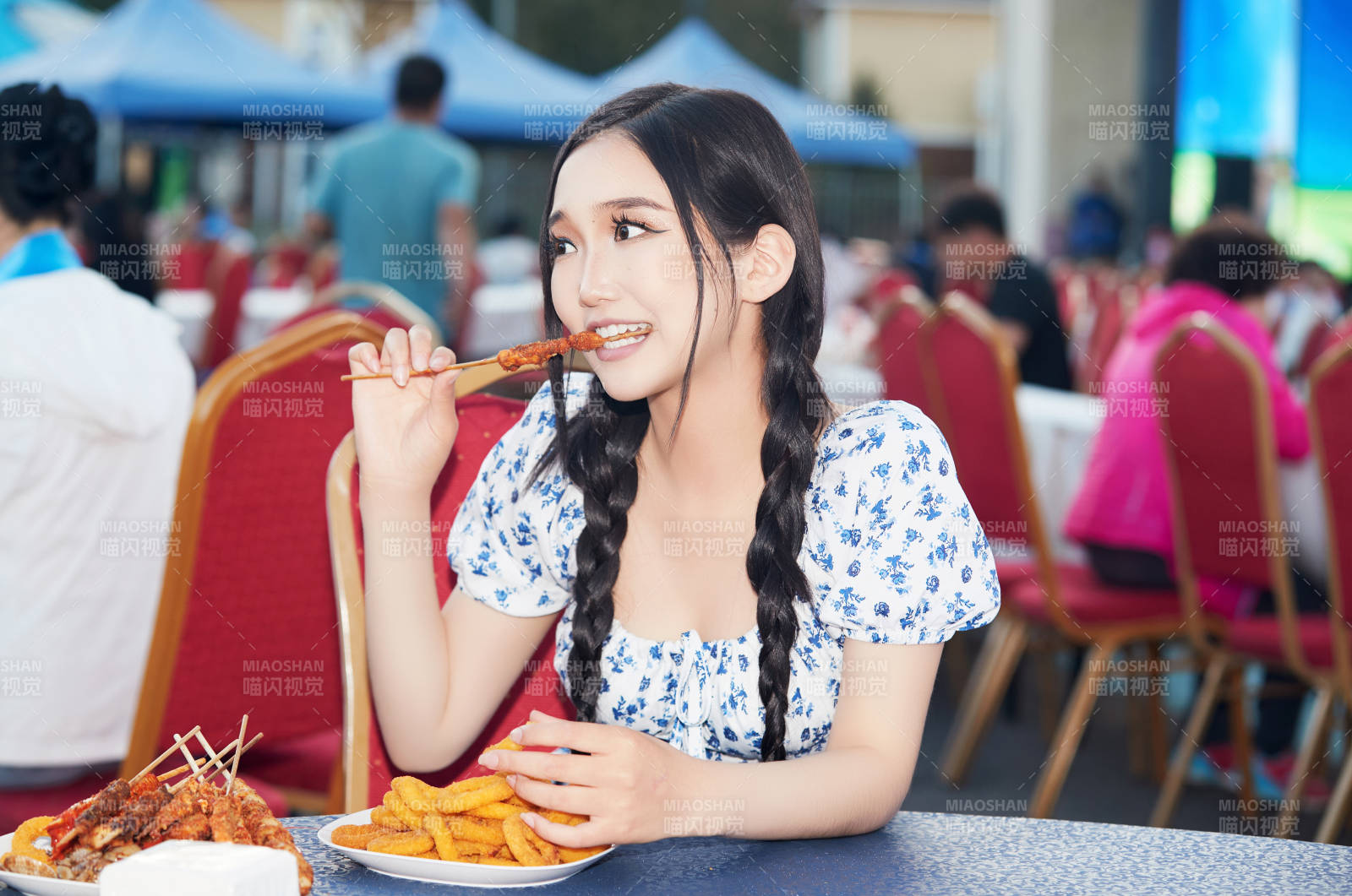 在戶外冷餐自助餐會大吃特吃的美女