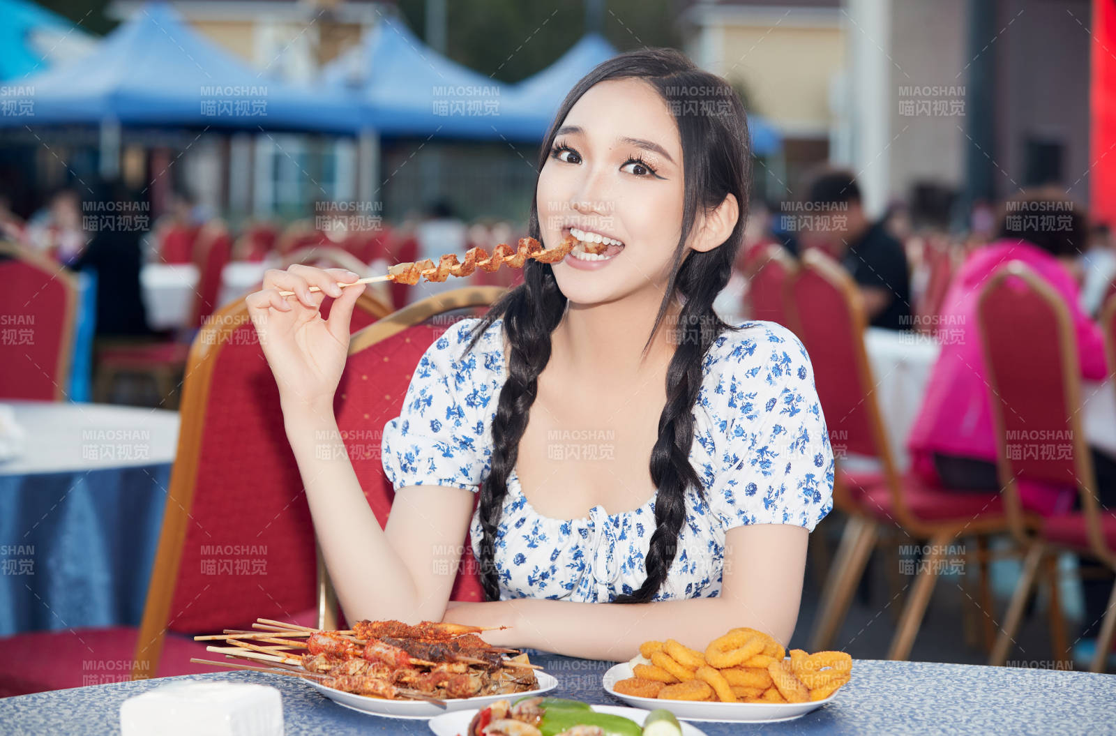 在戶外冷餐自助餐會大吃特吃的美女