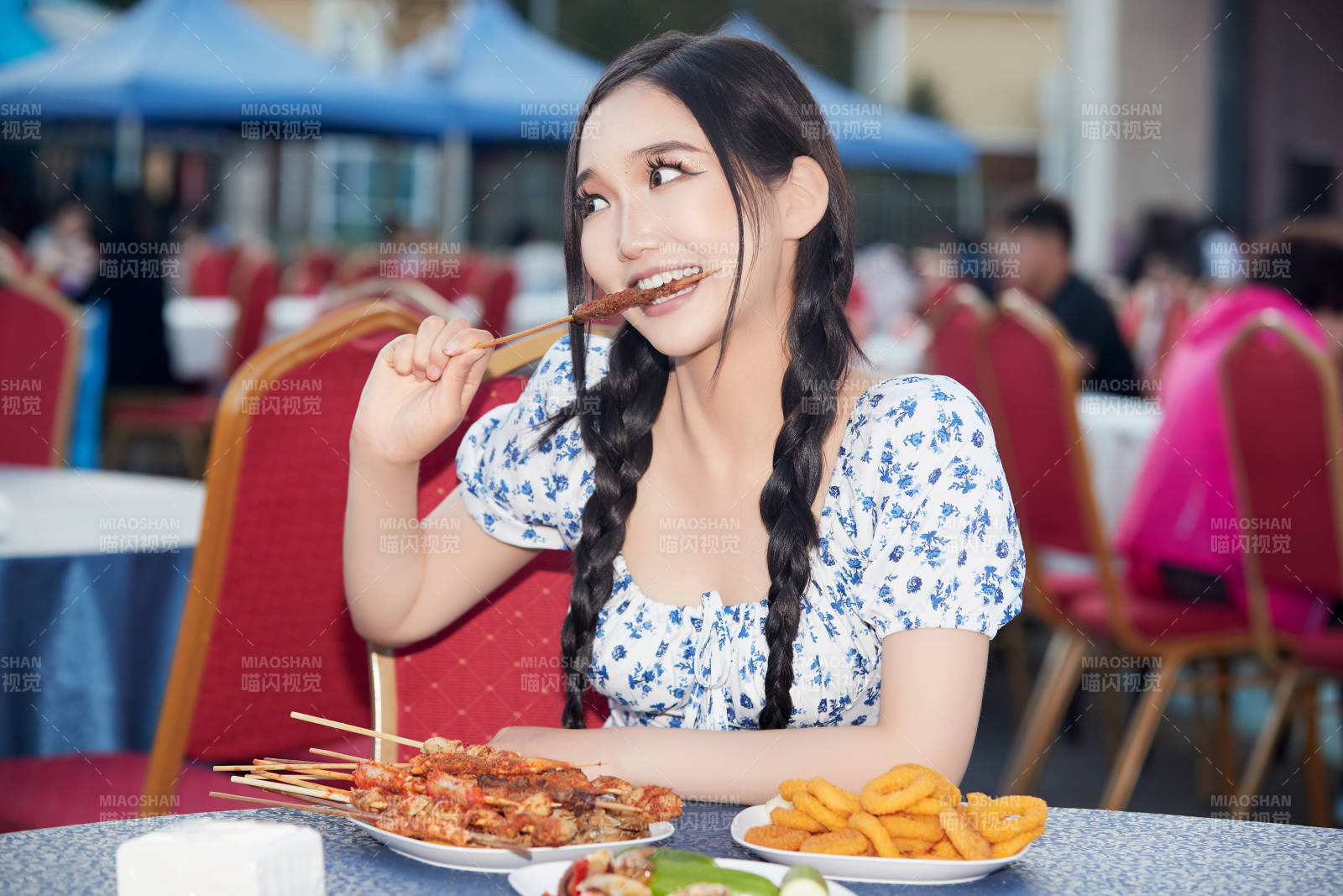 在戶外冷餐自助餐會大吃特吃的美女