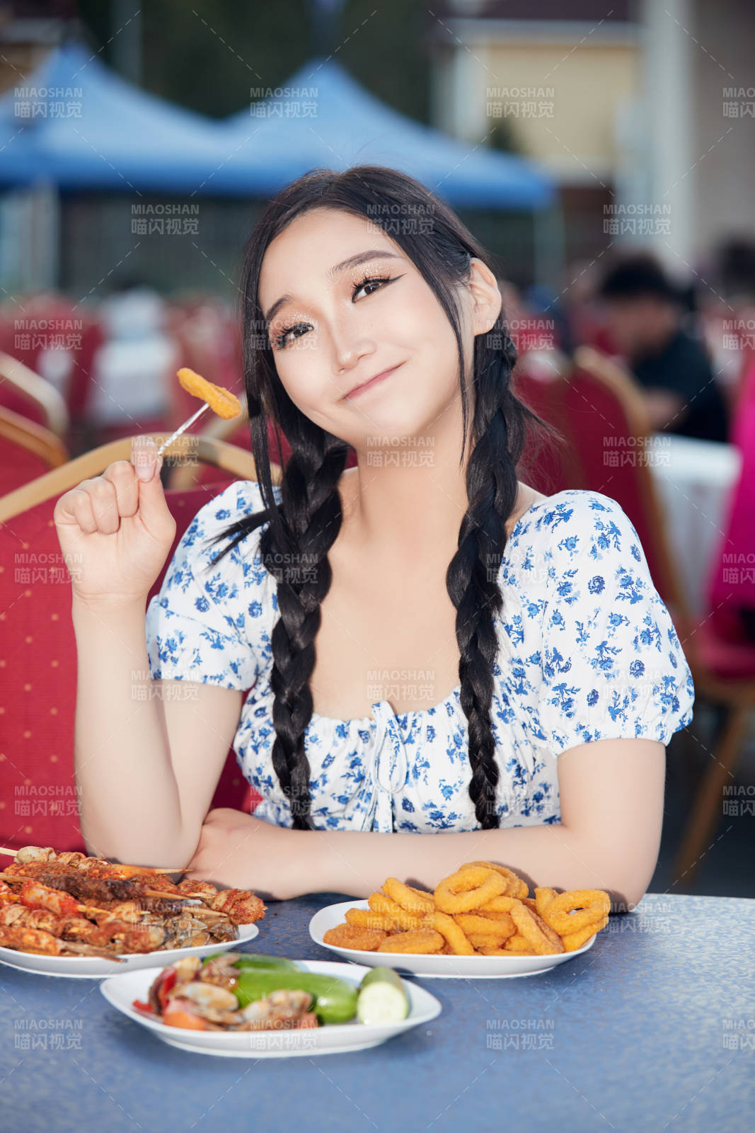 在户外冷餐自助餐会大吃特吃的美女