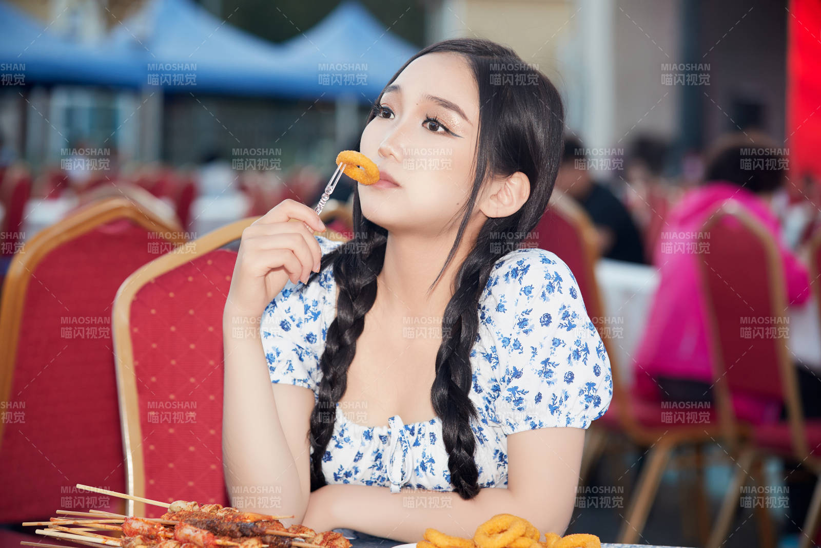 在戶外冷餐自助餐會大吃特吃的美女