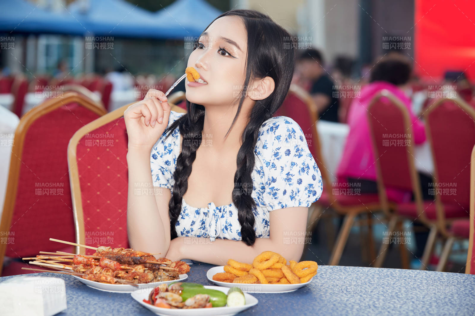 在戶外冷餐自助餐會大吃特吃的美女