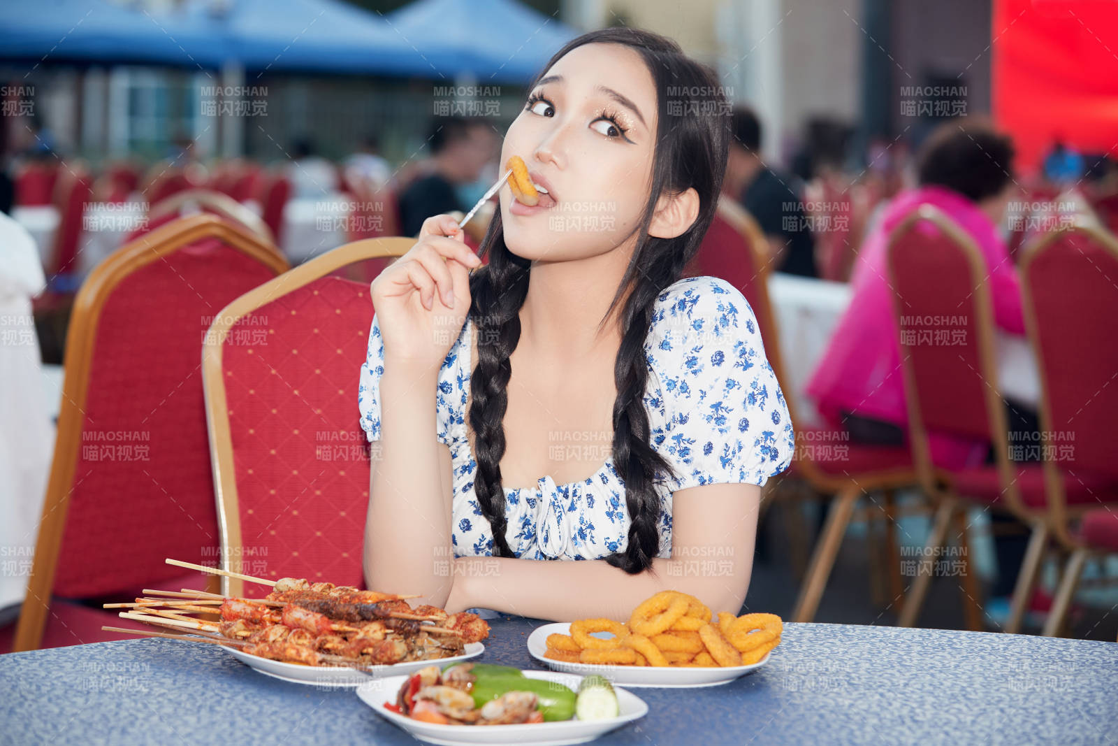 在戶外冷餐自助餐會大吃特吃的美女