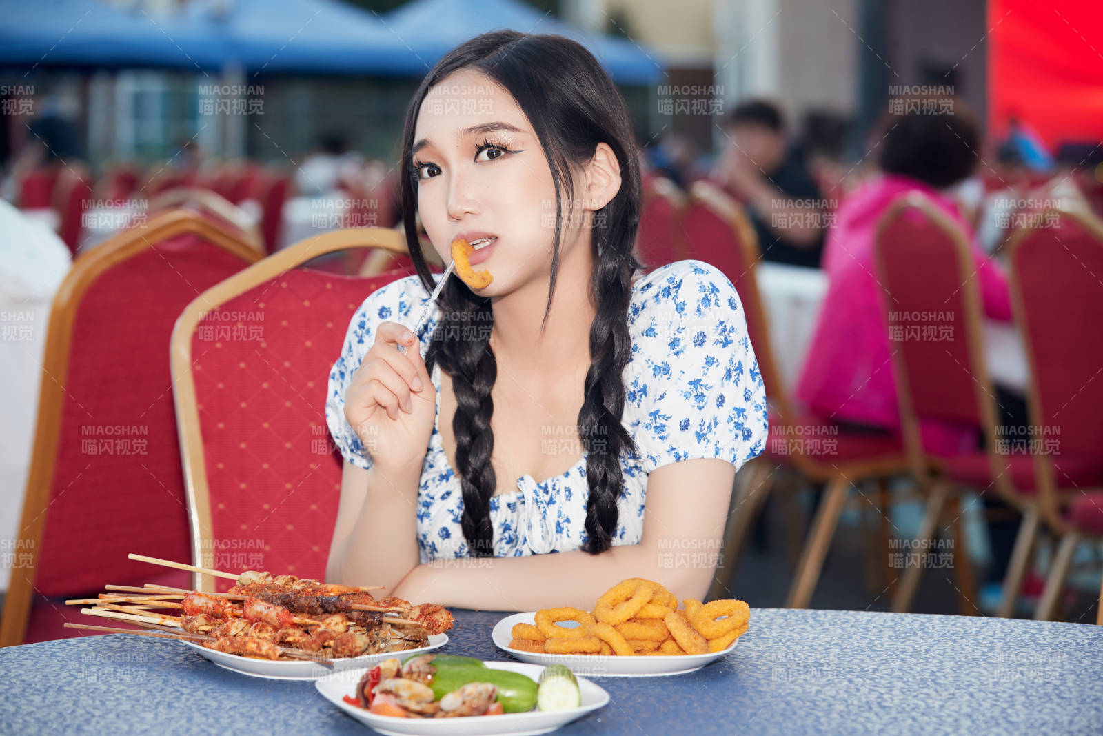 在戶外冷餐自助餐會大吃特吃的美女