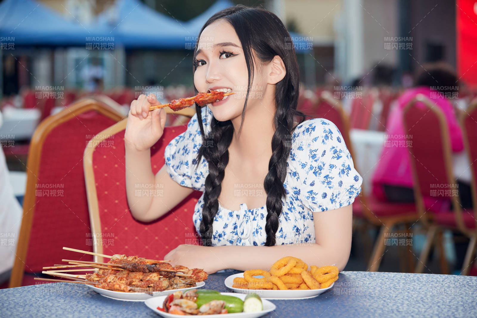 在戶外冷餐自助餐會大吃特吃的美女