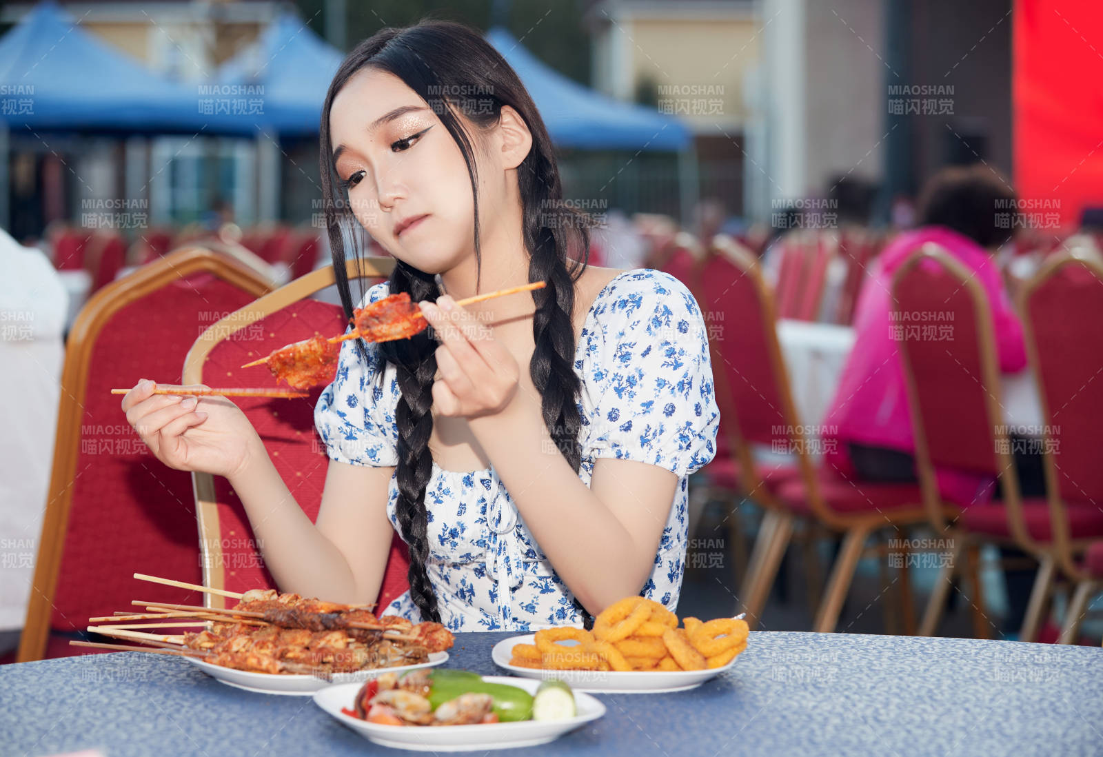 在戶外冷餐自助餐會大吃特吃的美女