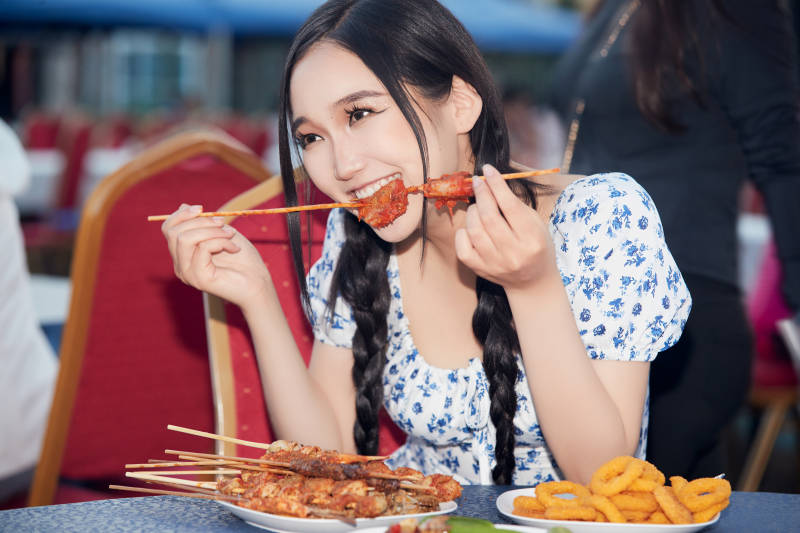 在户外冷餐自助餐会大吃特吃的美女