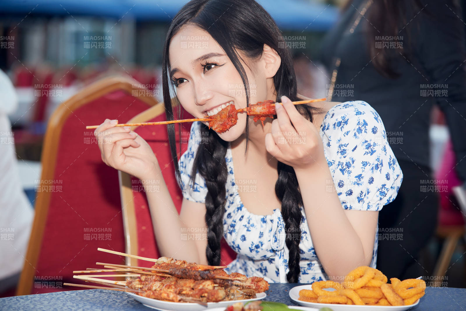 在户外冷餐自助餐会大吃特吃的美女