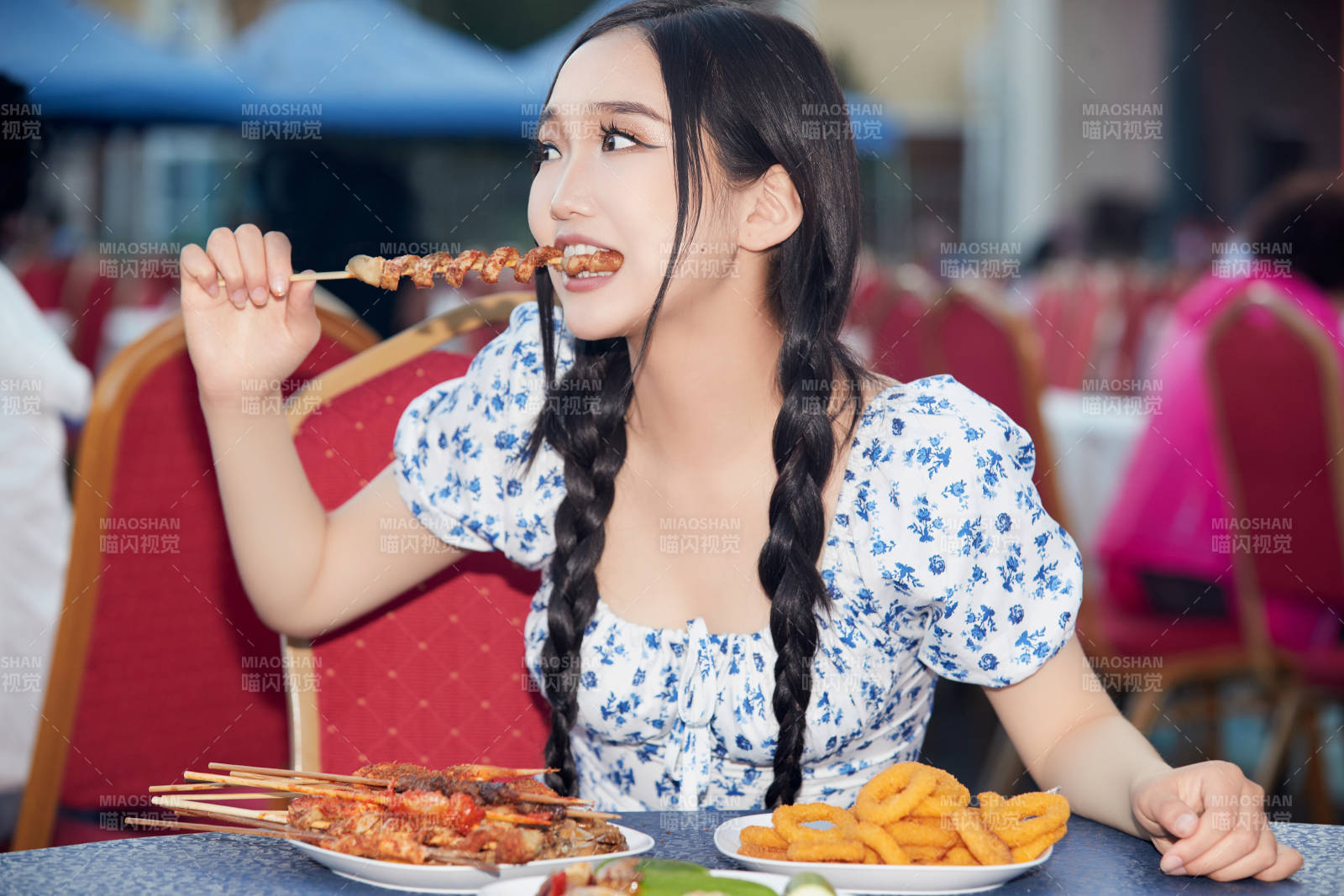 在戶外冷餐自助餐會大吃特吃的美女