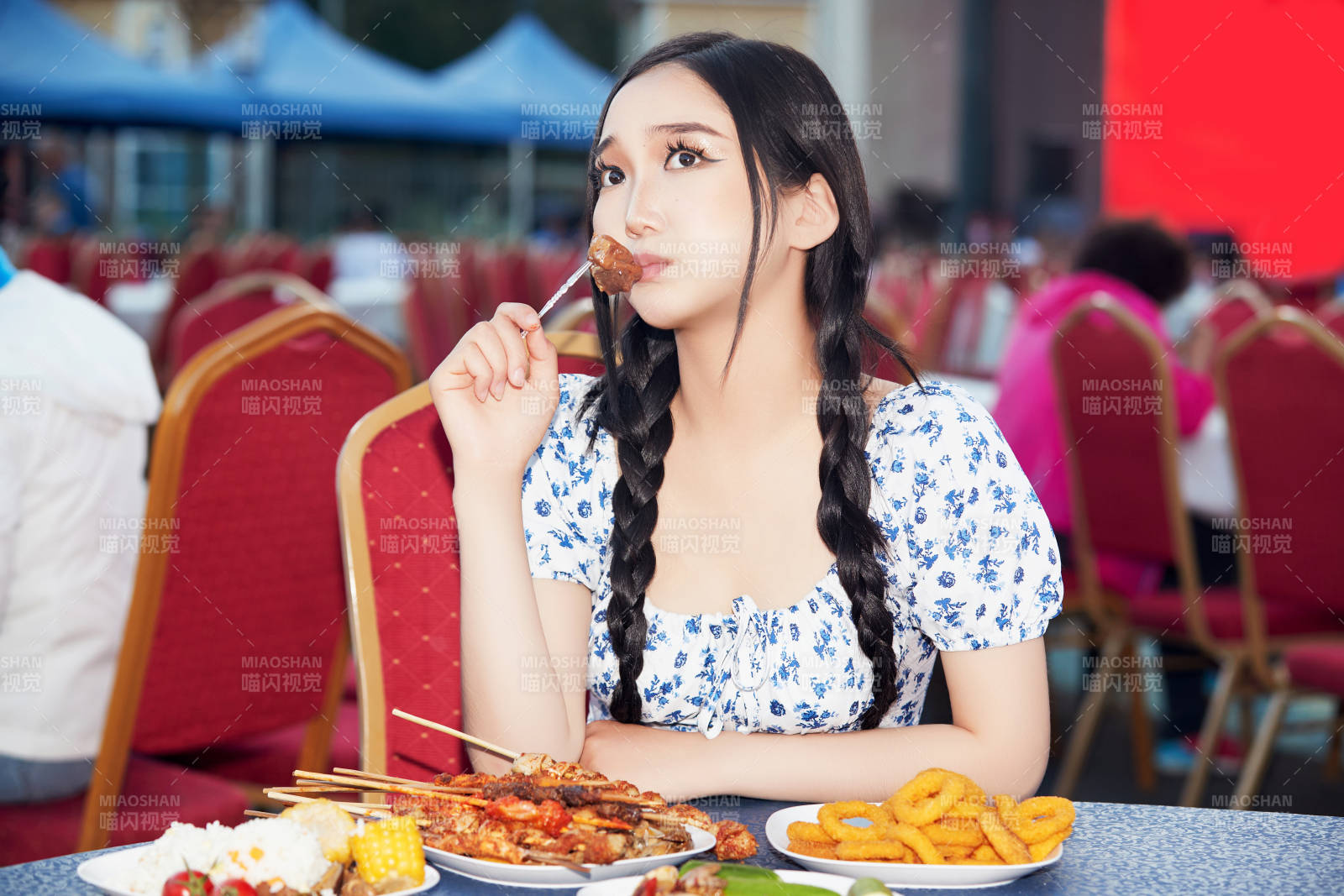 在户外冷餐自助餐会大吃特吃的美女