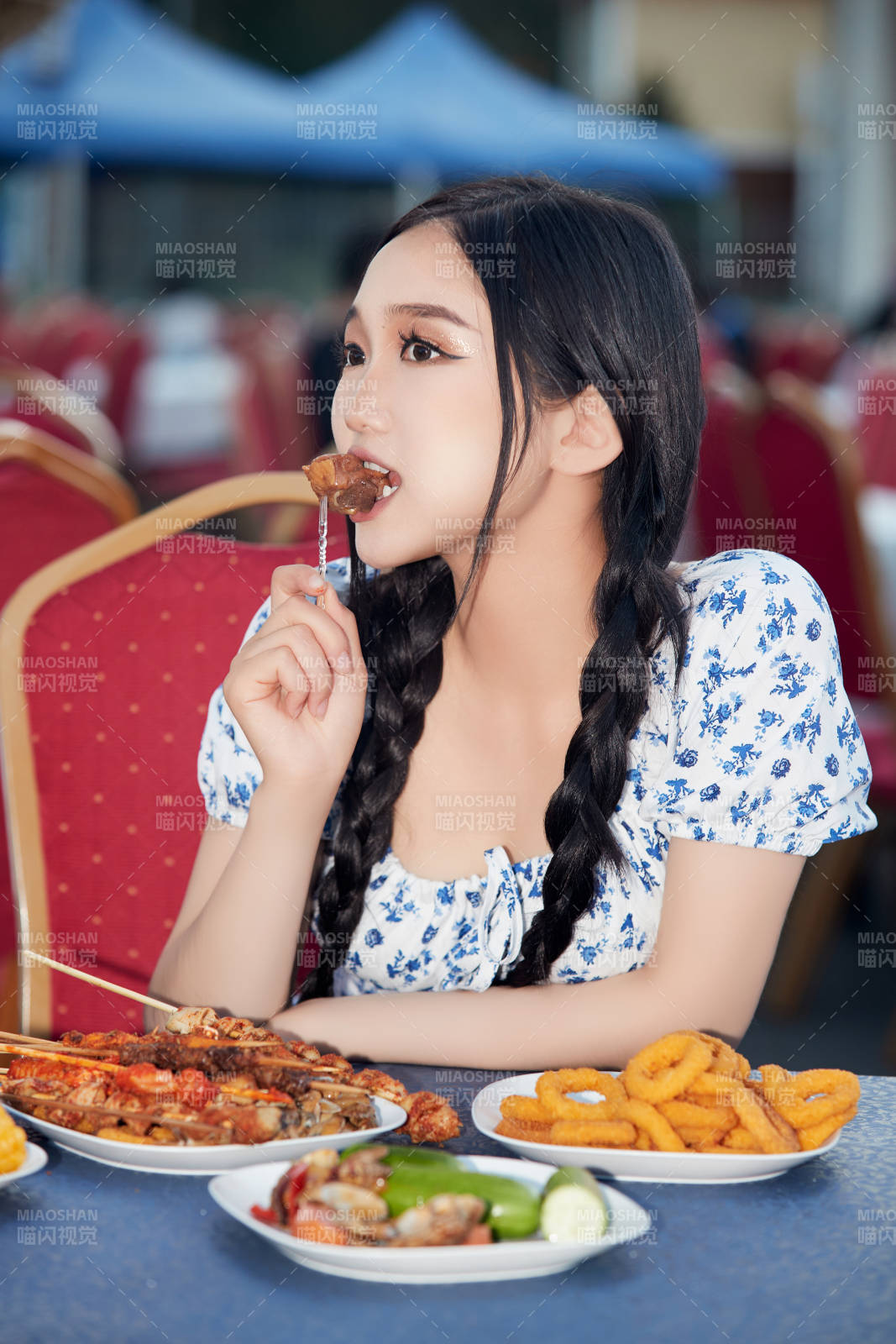 在戶外冷餐自助餐會大吃特吃的美女