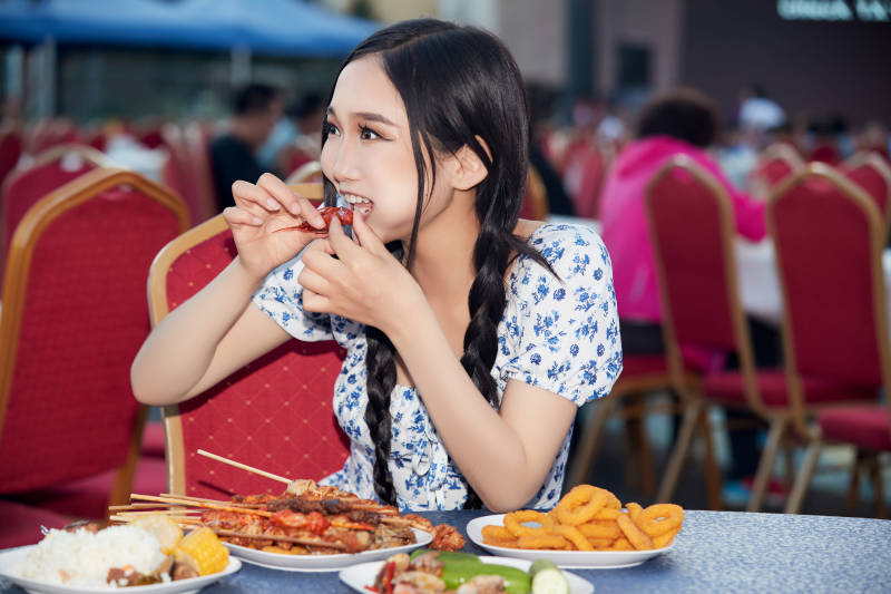 在户外冷餐自助餐会大吃特吃的美女