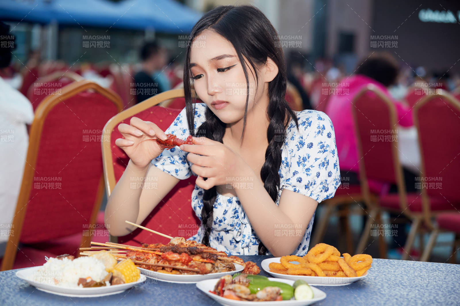 在戶外冷餐自助餐會大吃特吃的美女