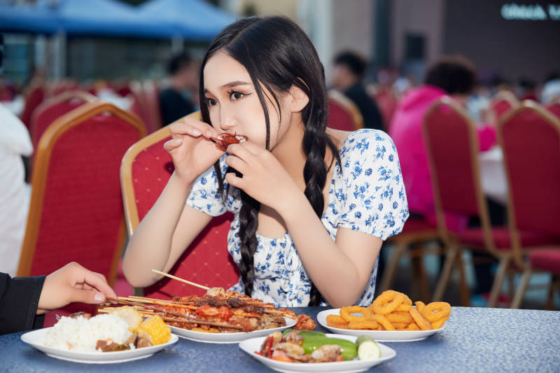 在户外冷餐自助餐会大吃特吃的美女