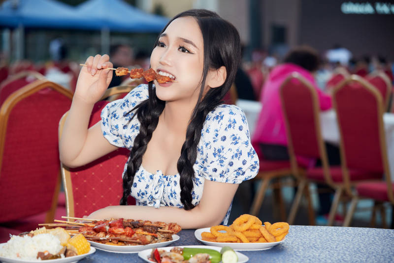 在户外冷餐自助餐会大吃特吃的美女