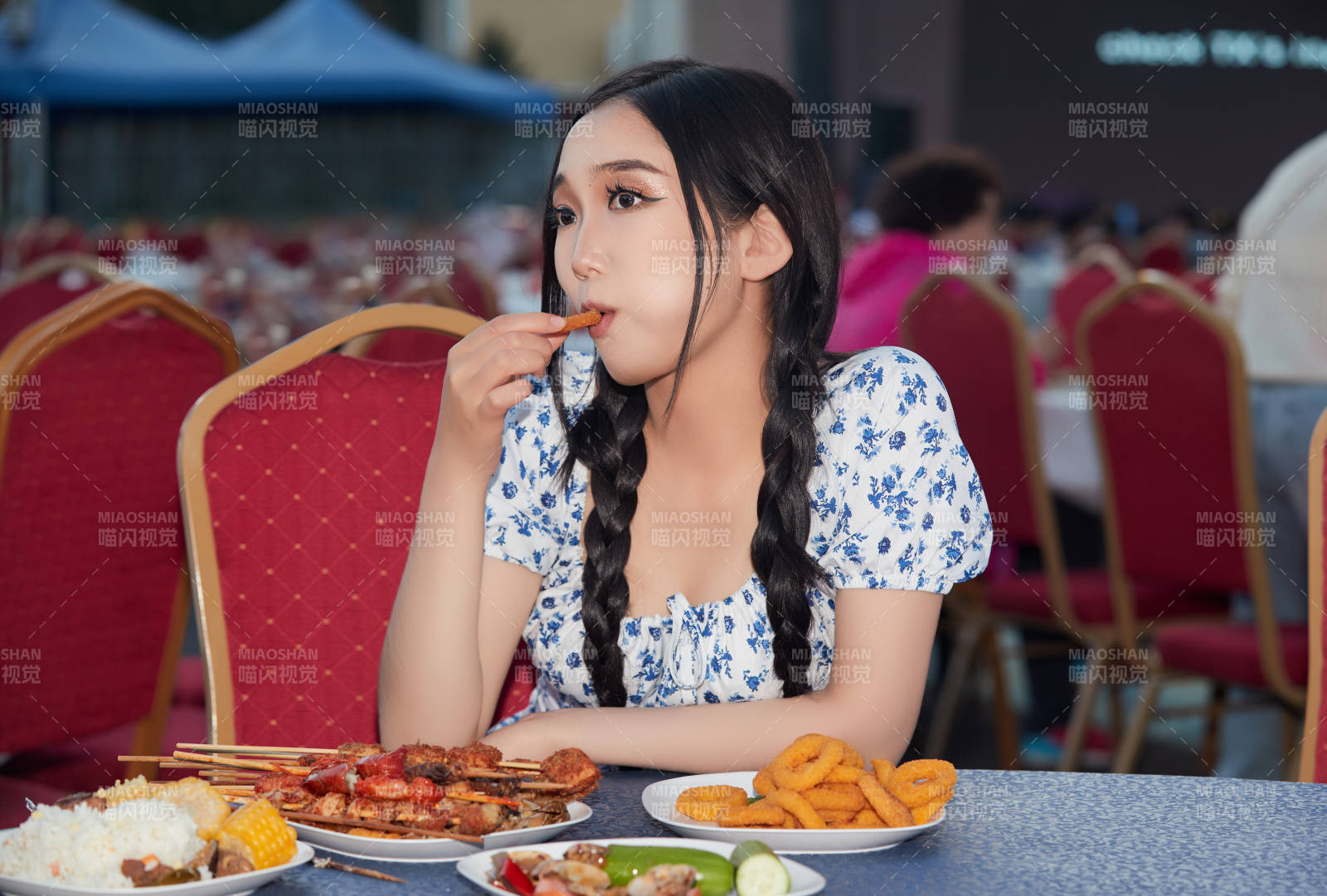 在戶外冷餐自助餐會(huì)大吃特吃的美女