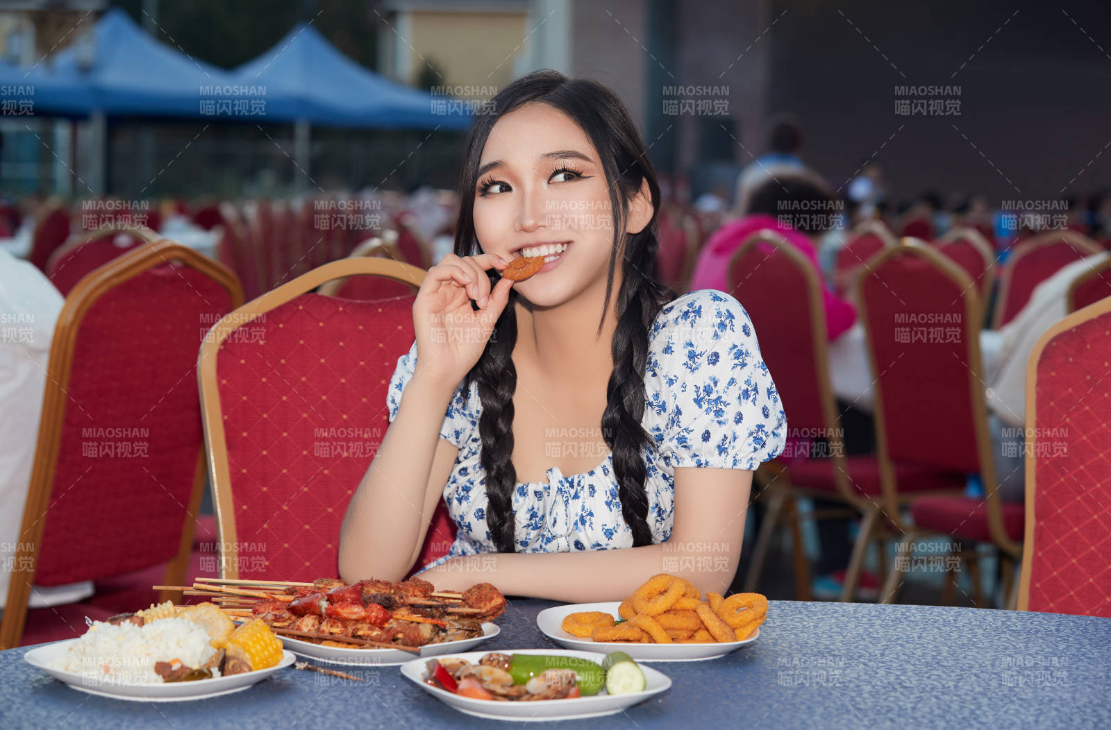 在戶外冷餐自助餐會大吃特吃的美女