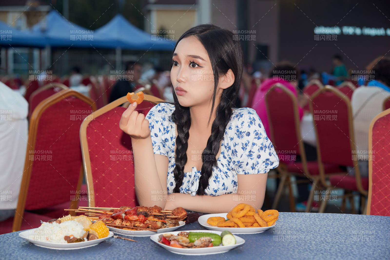 在戶外冷餐自助餐會大吃特吃的美女