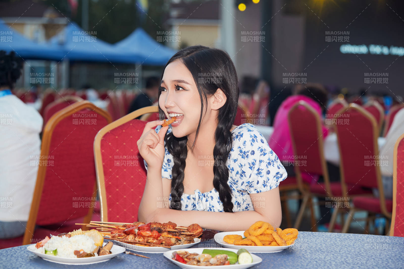 在戶外冷餐自助餐會大吃特吃的美女