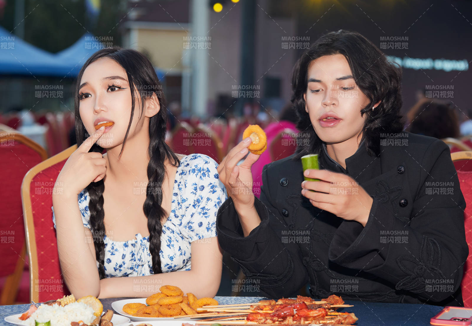 在戶外冷餐自助餐會大吃特吃的情侶