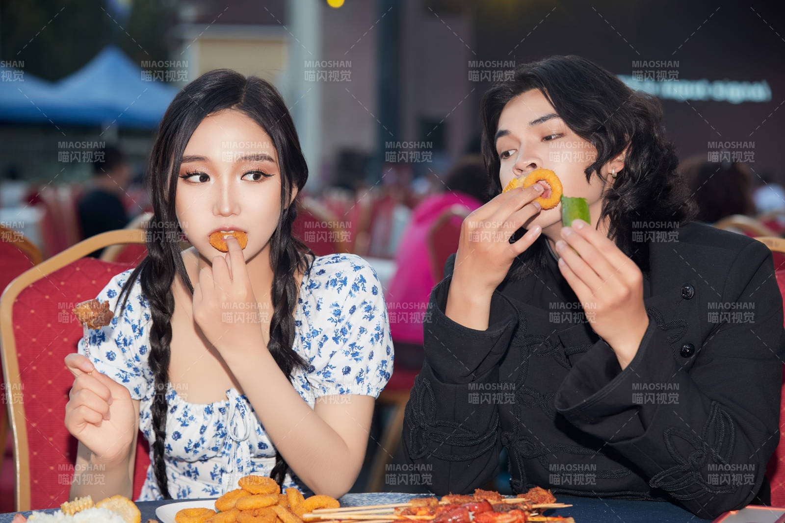 在戶外冷餐自助餐會大吃特吃的情侶