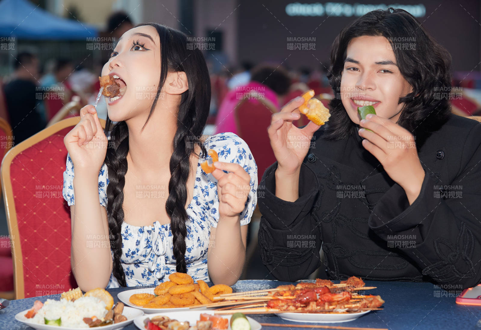 在户外冷餐自助餐会大吃特吃的情侣