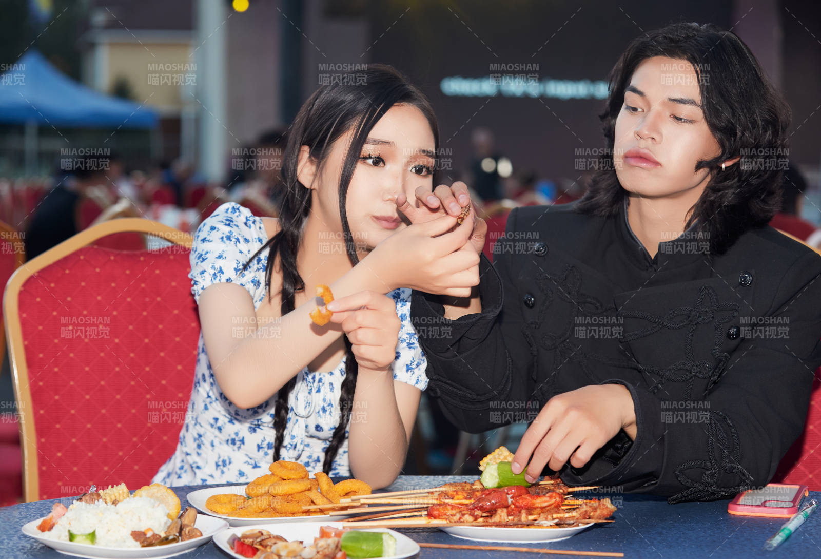 在戶外冷餐自助餐會(huì)大吃特吃的情侶