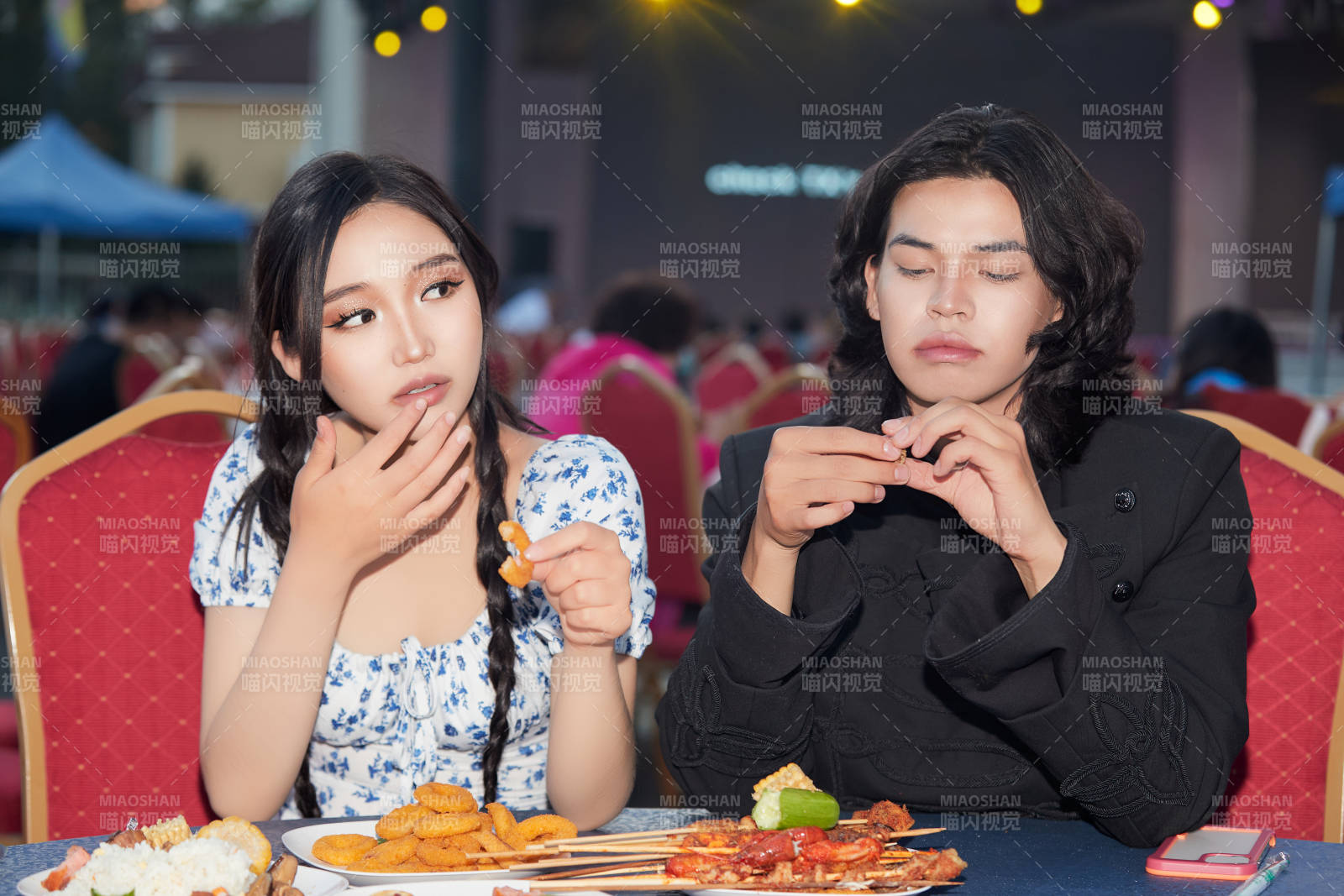 在戶外冷餐自助餐會大吃特吃的情侶