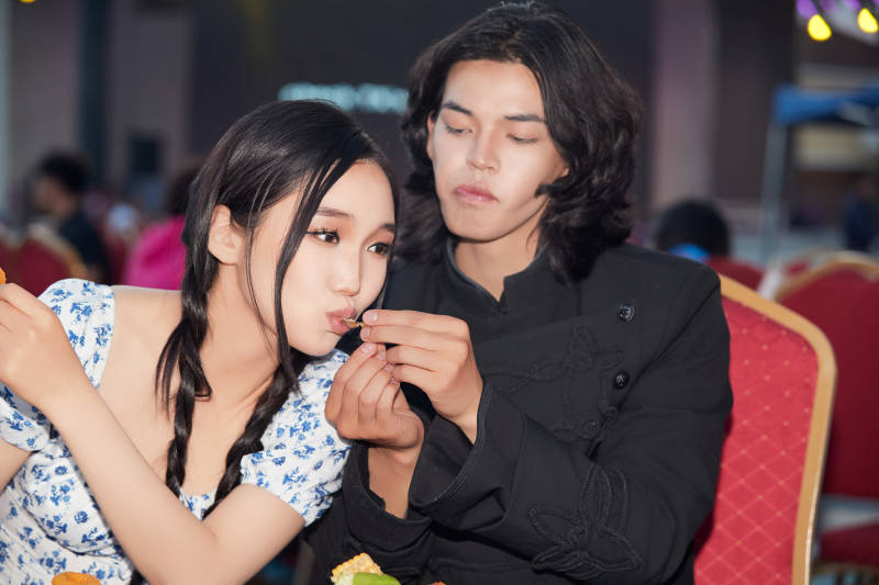 在户外冷餐自助餐会大吃特吃的情侣