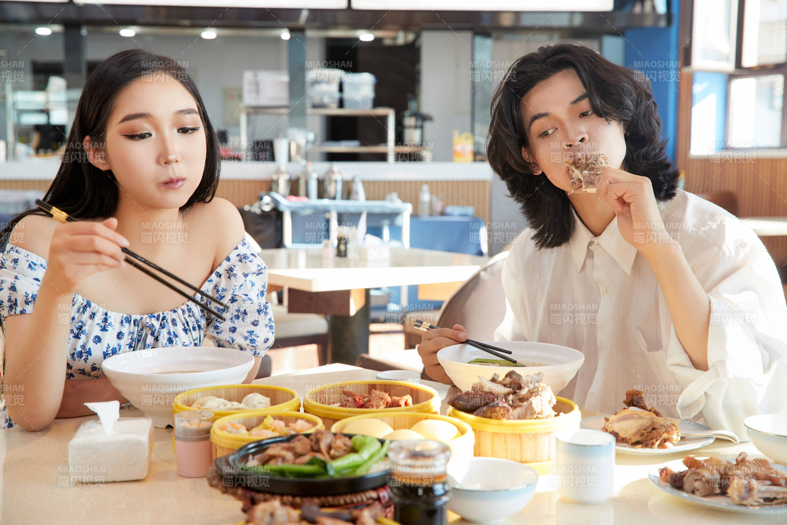 在茶餐廳大吃特吃的東方情侶