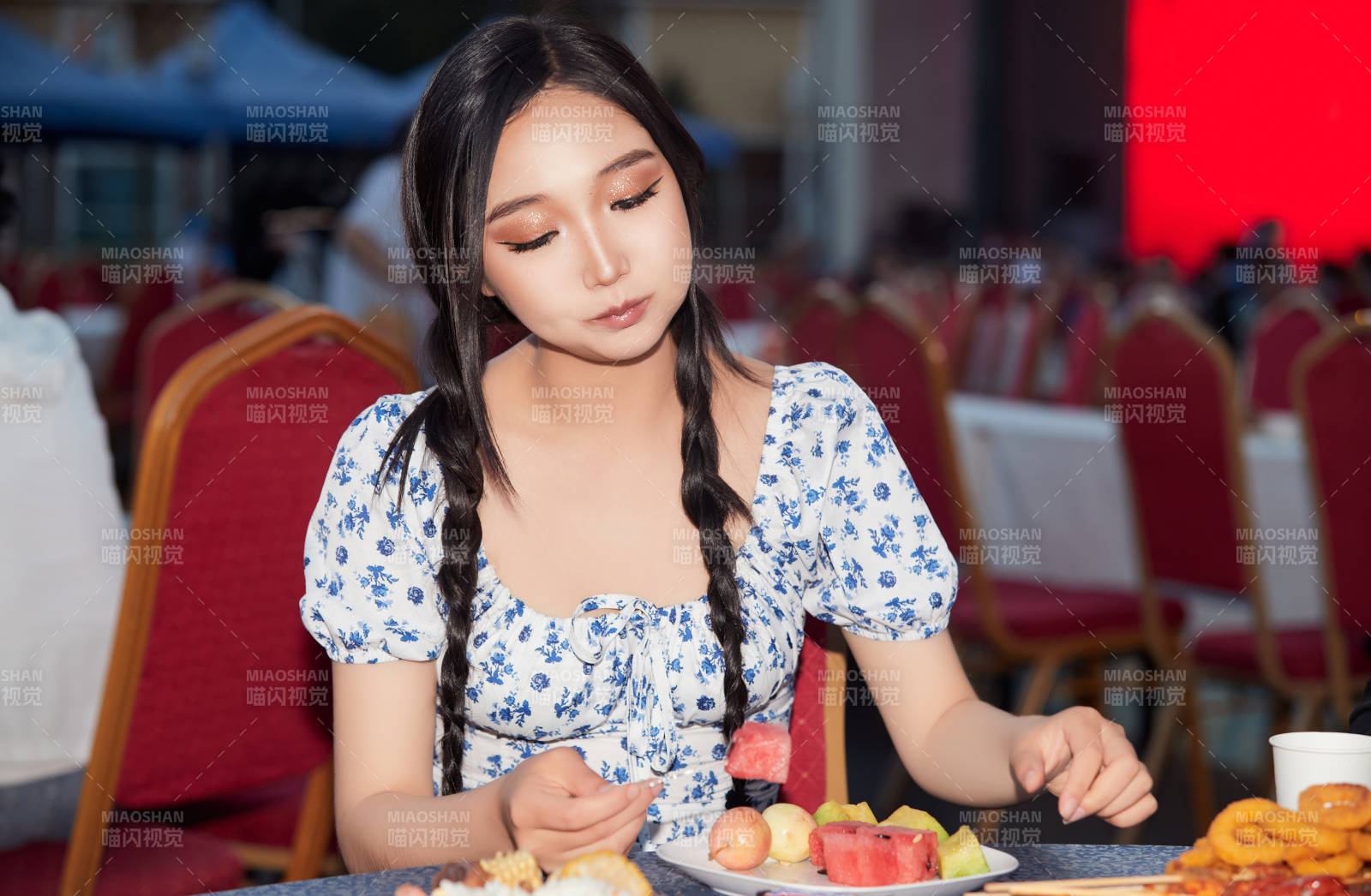 在戶外冷餐自助餐會大吃特吃的美女