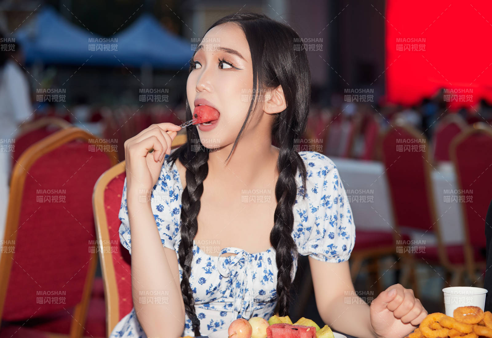 在戶外冷餐自助餐會大吃特吃的美女