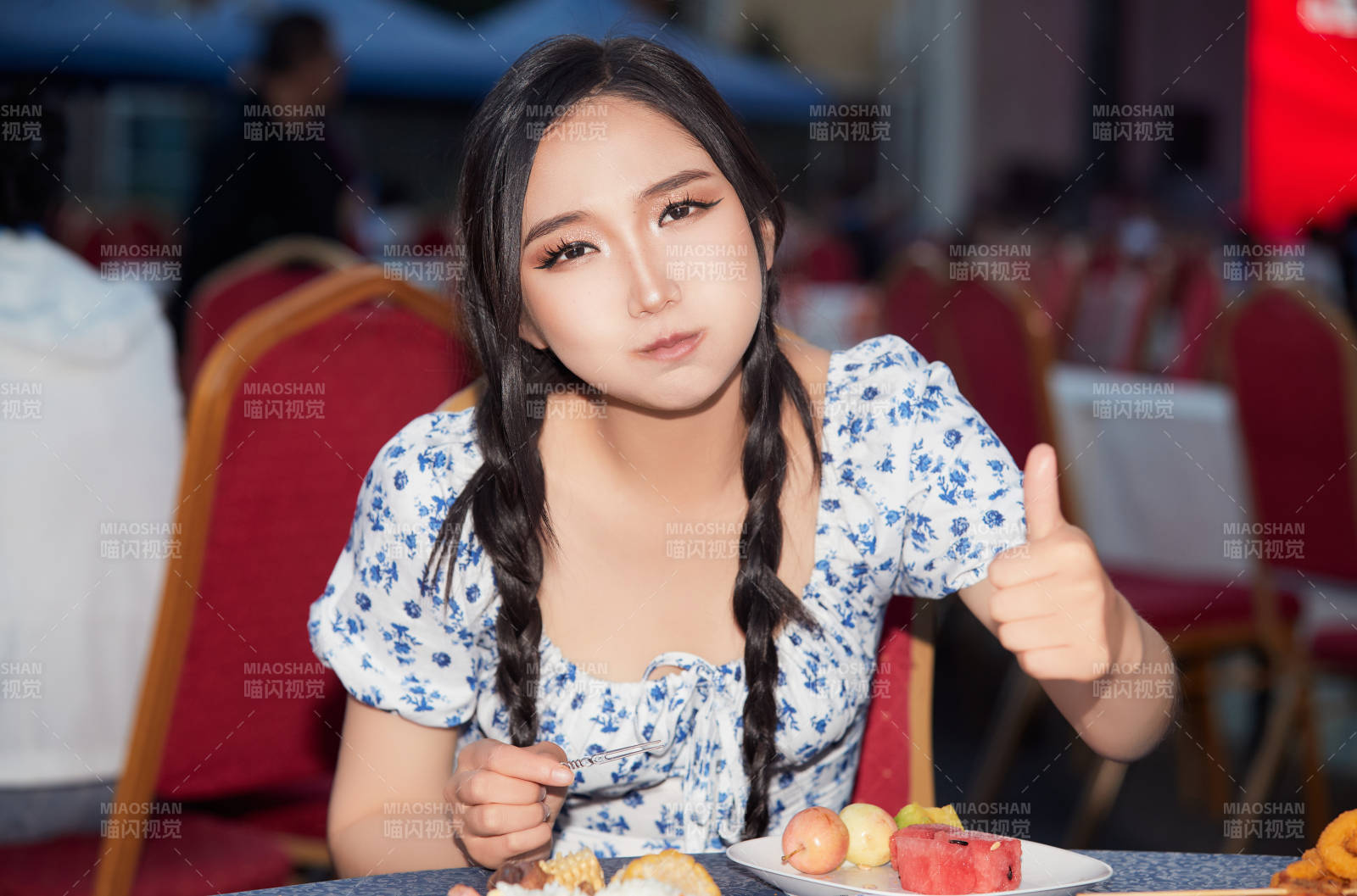 在戶外冷餐自助餐會大吃特吃的美女