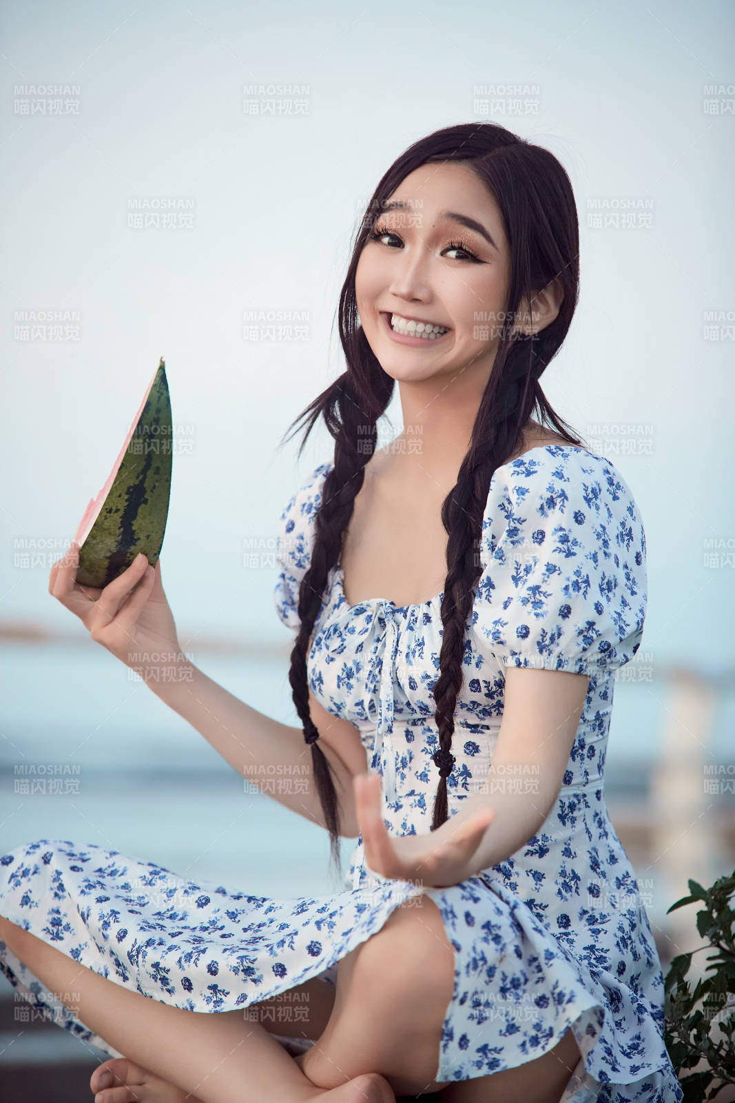 夏天在公園湖邊開心吃西瓜的美女