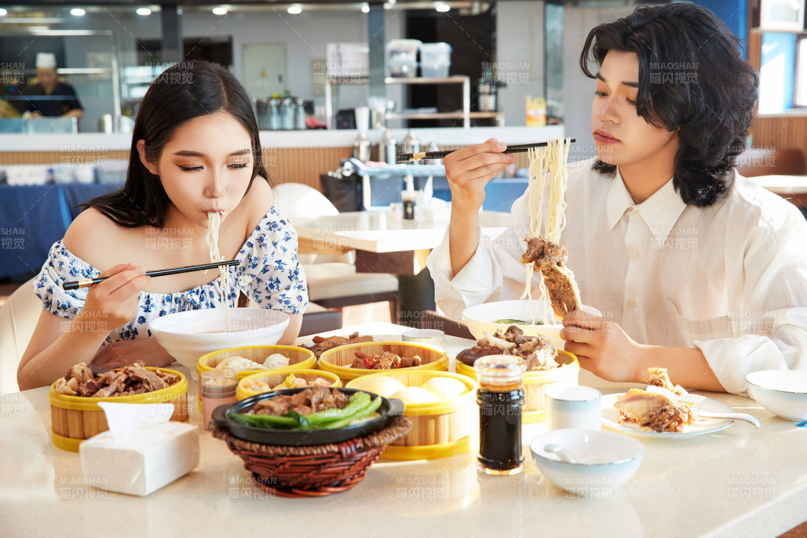 在茶餐廳大吃特吃的東方情侶
