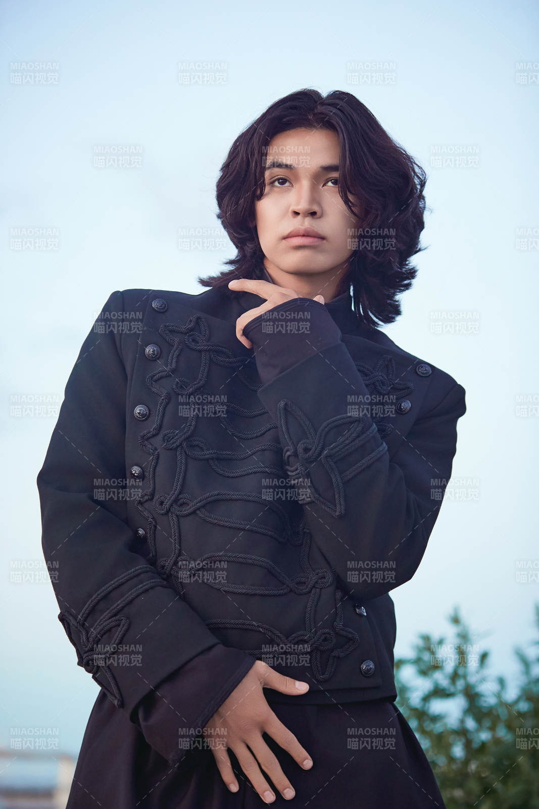 在濕地公園身穿蒙古族傳統服飾的男子