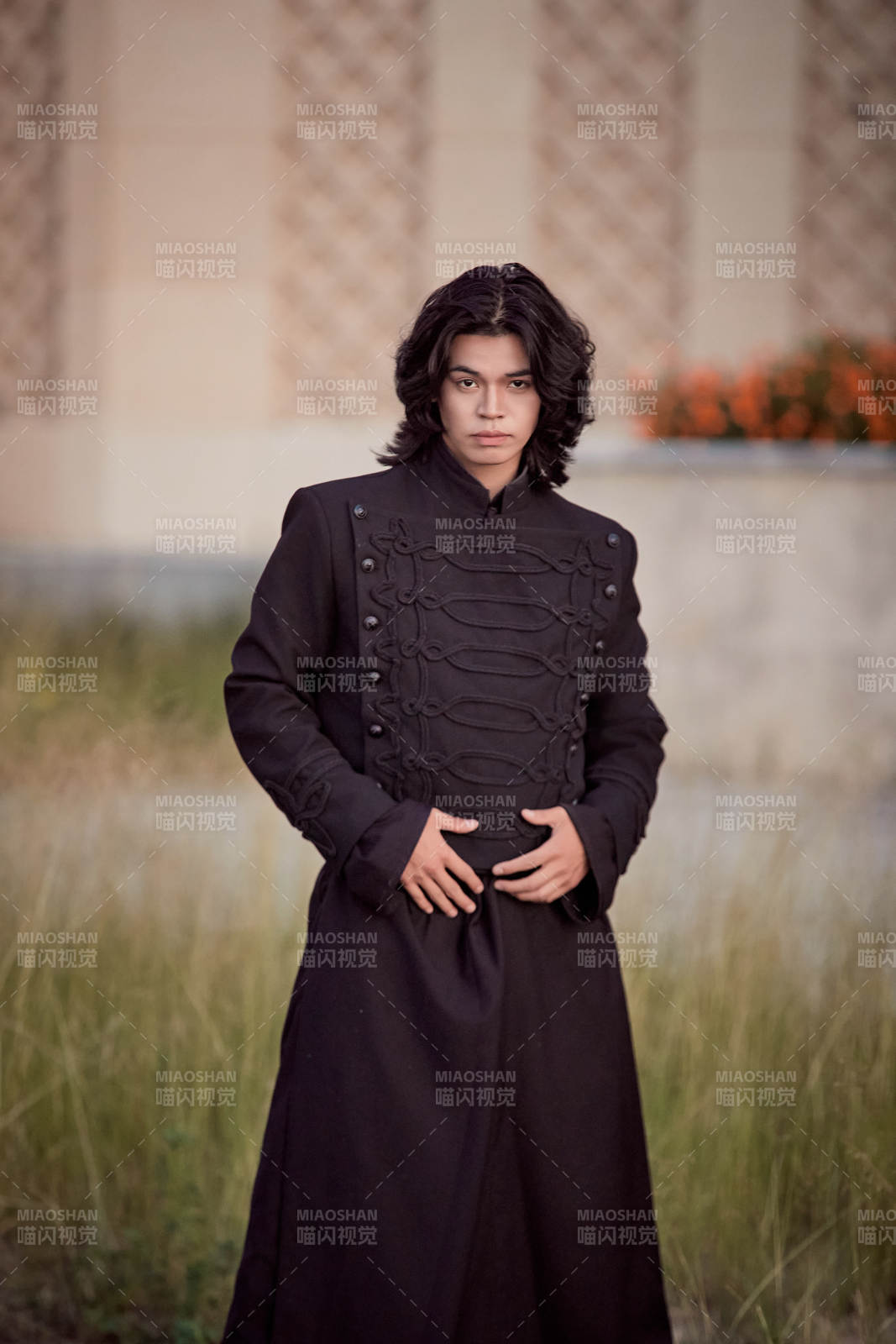 在濕地公園身穿蒙古族傳統服飾的男子