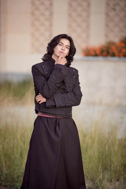 在湿地公园身穿蒙古族传统服饰的男子