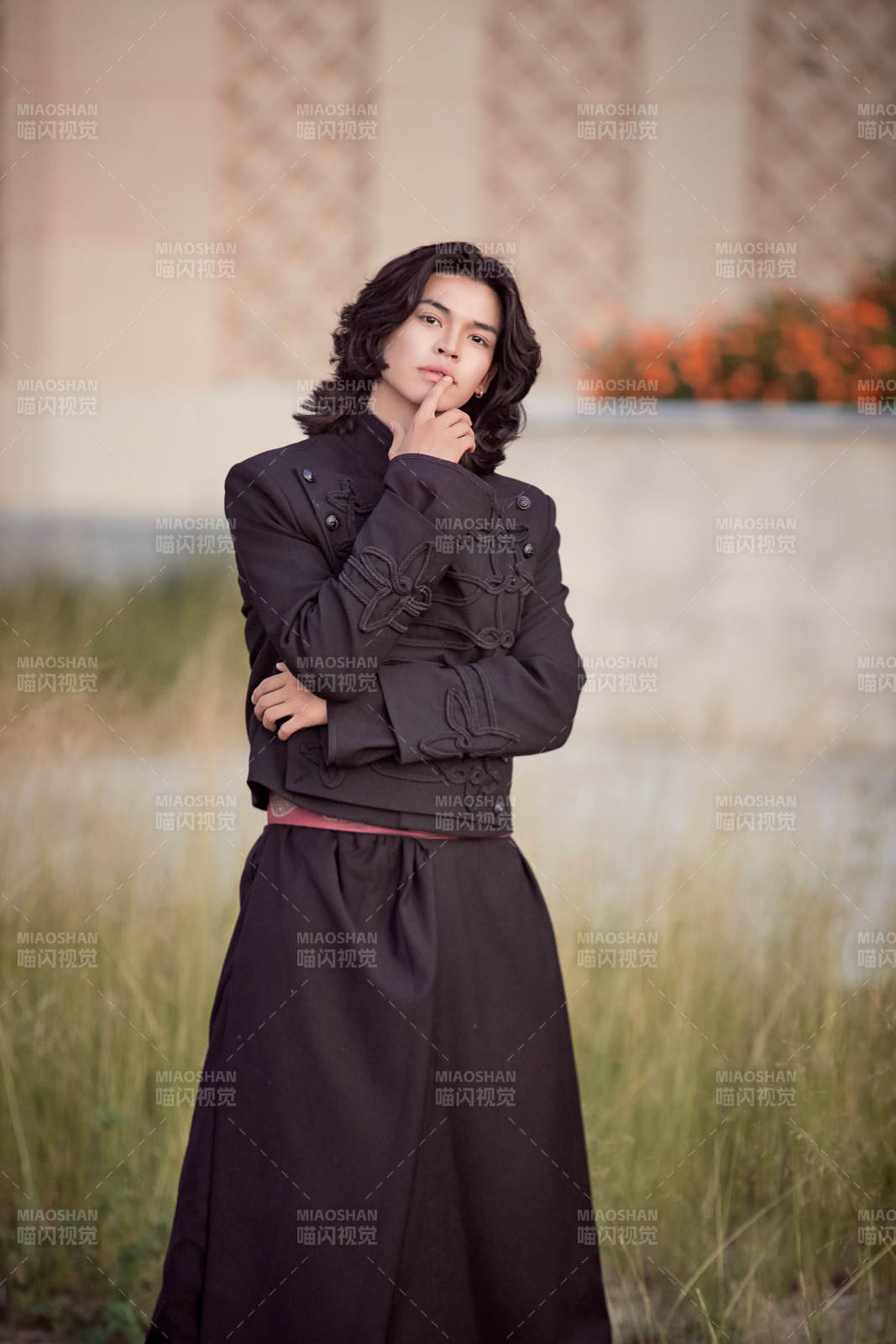 在湿地公园身穿蒙古族传统服饰的男子